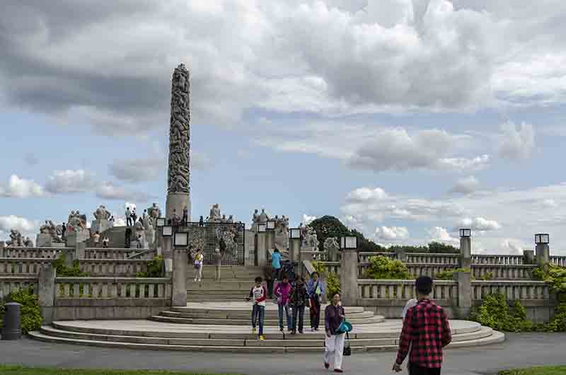Noruega - Oslo 073 - parque Vigeland - El Monolito.jpg